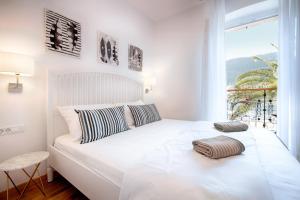 Tempat tidur dalam kamar di Seafront rooms Koluna