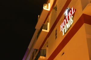 En logo, et sertifikat eller et firmaskilt på Hotel Time Boutique Nilai