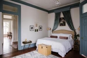 Säng eller sängar i ett rum på Carr Mansion