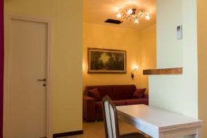 - un salon avec une table et un canapé dans l'établissement Villa Montotto, à Monterubbiano