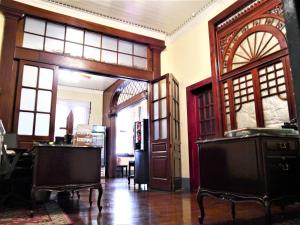 una habitación con puertas y ventanas y una habitación con mesa en Hotel Santo Tomas / Historical Property, en San José