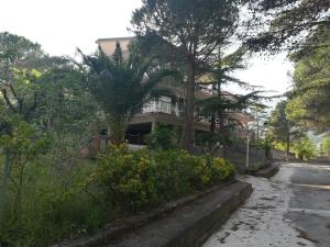 uma casa sentada ao lado de uma estrada em Casa Marinella em Montecorice