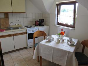 Kuchyň nebo kuchyňský kout v ubytování Haus "Annekathrin"