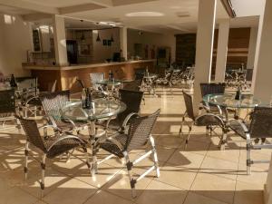 a group of tables and chairs in a restaurant at Marruá Hotel in Bonito