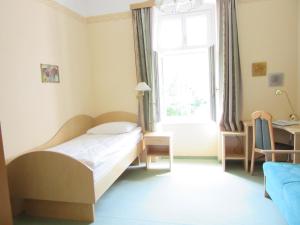 A bed or beds in a room at Waldpension Mück