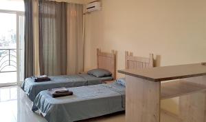 Postel nebo postele na pokoji v ubytování Sunset Kvariati Sea Home