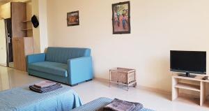 TV a/nebo společenská místnost v ubytování Sunset Kvariati Sea Home