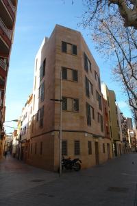 una motocicleta estacionada frente a un edificio en Hostal Rambla, en Sant Boi del Llobregat