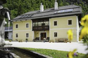 ein großes gelbes Gebäude mit Balkon in der Unterkunft Ferienwohnung Moarhofer in Muhr