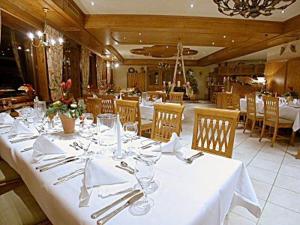 a dining room with a table with white table cloth at Hotel Schlossgarten in Gladenbach