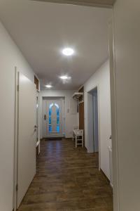 um corredor com uma porta que dá para um quarto em Ferienwohnung "Turmblick" em Rathmannsdorf
