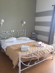 1 dormitorio con 1 cama con 2 toallas en Hotel Methanion, en Metana
