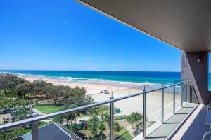 desde el balcón de un edificio con vistas a la playa en One The Esplanade Apartments on Surfers Paradise, en Gold Coast