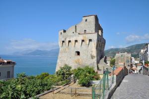 un viejo castillo en una colina junto al océano en Fili d'Erba Cilento, en Villammare