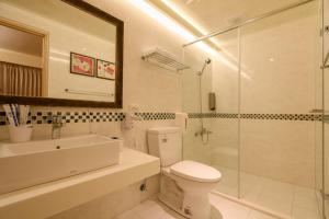 羅東鎮的住宿－井上春樹，浴室配有卫生间、盥洗盆和淋浴。