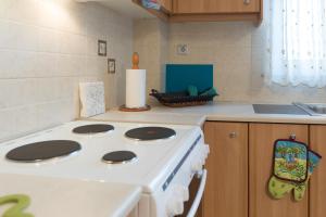 A kitchen or kitchenette at Διαμέρισμα 65 τμ στην καρδιά της πόλης