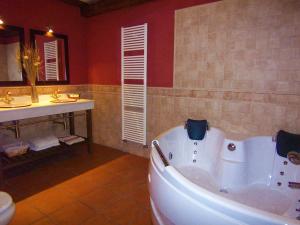 ein großes Bad mit einer Badewanne und einem Waschbecken in der Unterkunft Balcón de Válor in Válor