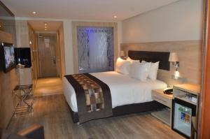 Postel nebo postele na pokoji v ubytování Anezi Tower Hotel