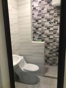 a bathroom with a toilet and a sink at تاج الخليج للشقق المخدومة in Dammam