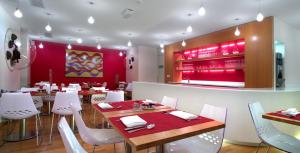 
Ein Restaurant oder anderes Speiselokal in der Unterkunft La Cour Des Augustins Boutique Gallery Design Hotel 
