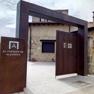 una gran puerta de madera frente a un edificio en El Mirador de Alcuneza, en Sigüenza