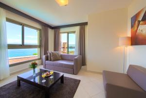 Uma área de estar em Blue Waves Resort