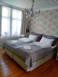 1 dormitorio con 1 cama con 2 almohadas en Skuteviken Apartments Anno 1790, en Bergen