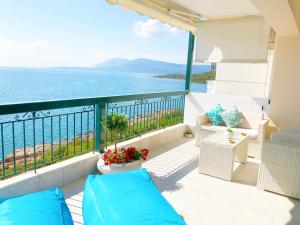 een balkon met uitzicht op de oceaan bij Colours Seaview Apartment in Nea Artaki