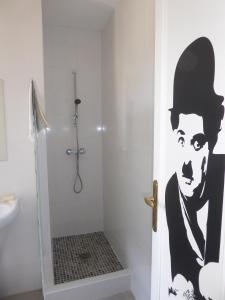 カンヌにあるAppartement Villa Gustaveのバスルーム(シャワー、男性のポスター付)