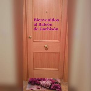 uma porta com um sinal com um sinal nele em Balcón De Garbisón em Roda de Isábena