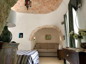 a living room with a couch and an archway at Il Saraceno B&B in Carovigno