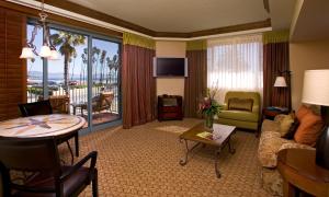 A seating area at Harbor View Inn