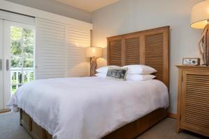 een slaapkamer met een groot wit bed en een raam bij El Dorado Hotel in Sonoma