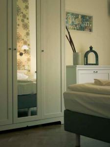 einen Spiegel in einem Zimmer mit einem Schlafzimmer mit einem Bett in der Unterkunft cdn Pokoje in Lublin