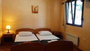 Postel nebo postele na pokoji v ubytování Villa Budvanka Guesthouse