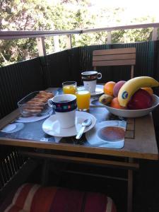 uma mesa com pequeno-almoço de frutas e sumos em Lalas Ramblas Estudio Santa Cruz Tenerife em Santa Cruz de Tenerife