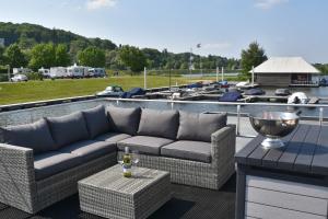 Foto da galeria de Cosy floating boatlodge, "Paris" em Maastricht