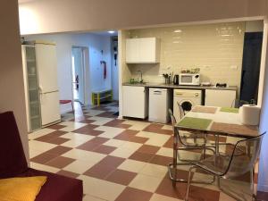 Кухня или кухненски бокс в Green Apartment 4 Mircea Voda