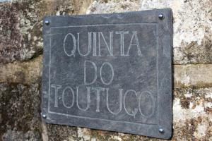 een metalen bord waarop staat tanttia do tortilde bij Quinta do Toutuço in Arouca