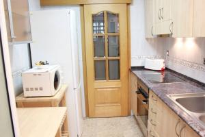 Kuchyň nebo kuchyňský kout v ubytování PISO EXTERIOR COMPLETO A 20 ' DE BARCELONA.
