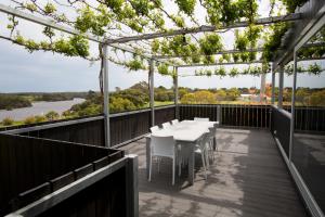 un patio con tavolo e sedie bianchi di Nelson Victoria Luxury Holiday Accommodation a Nelson