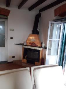 un soggiorno con camino e piano cottura di Casa Picasso a Genova