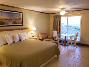 ein Hotelzimmer mit einem Bett, einem Tisch und einem Fenster in der Unterkunft Avondale by the Sea in Cape May