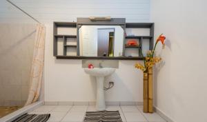 Koupelna v ubytování Pension TE MITI - PLAGE-BEACH 200m - Mahana Parc & Vaiava Beach pk18 - B&B CHAMBRES ou DORTOIR