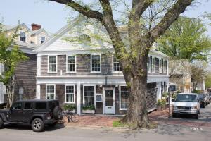 um jipe preto estacionado em frente a uma casa em Hotel Pippa em Nantucket