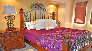 1 dormitorio con 1 cama, vestidor y lámpara en Bella Sirena Rocky Point by Castaways en Puerto Peñasco