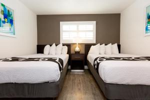 Rúm í herbergi á SureStay Hotel by Best Western Seaside Monterey