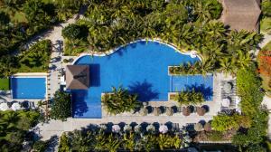 una vista aérea de una piscina en un complejo en The Cliff Resort & Residences en Mui Ne