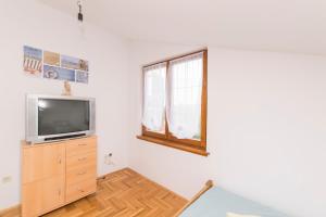 Televízia a/alebo spoločenská miestnosť v ubytovaní House Iva