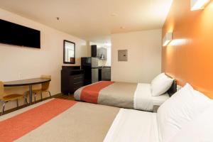 Postel nebo postele na pokoji v ubytování Motel 6-Greenville, SC